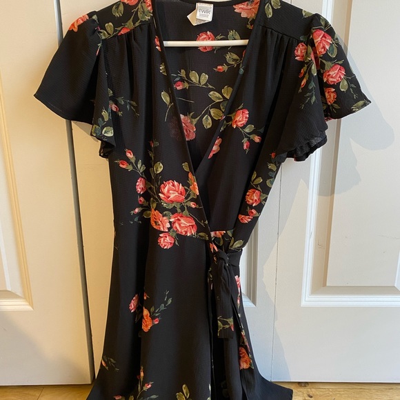 NWOT Simons twik floral wrap dress - Picture 2 of 3